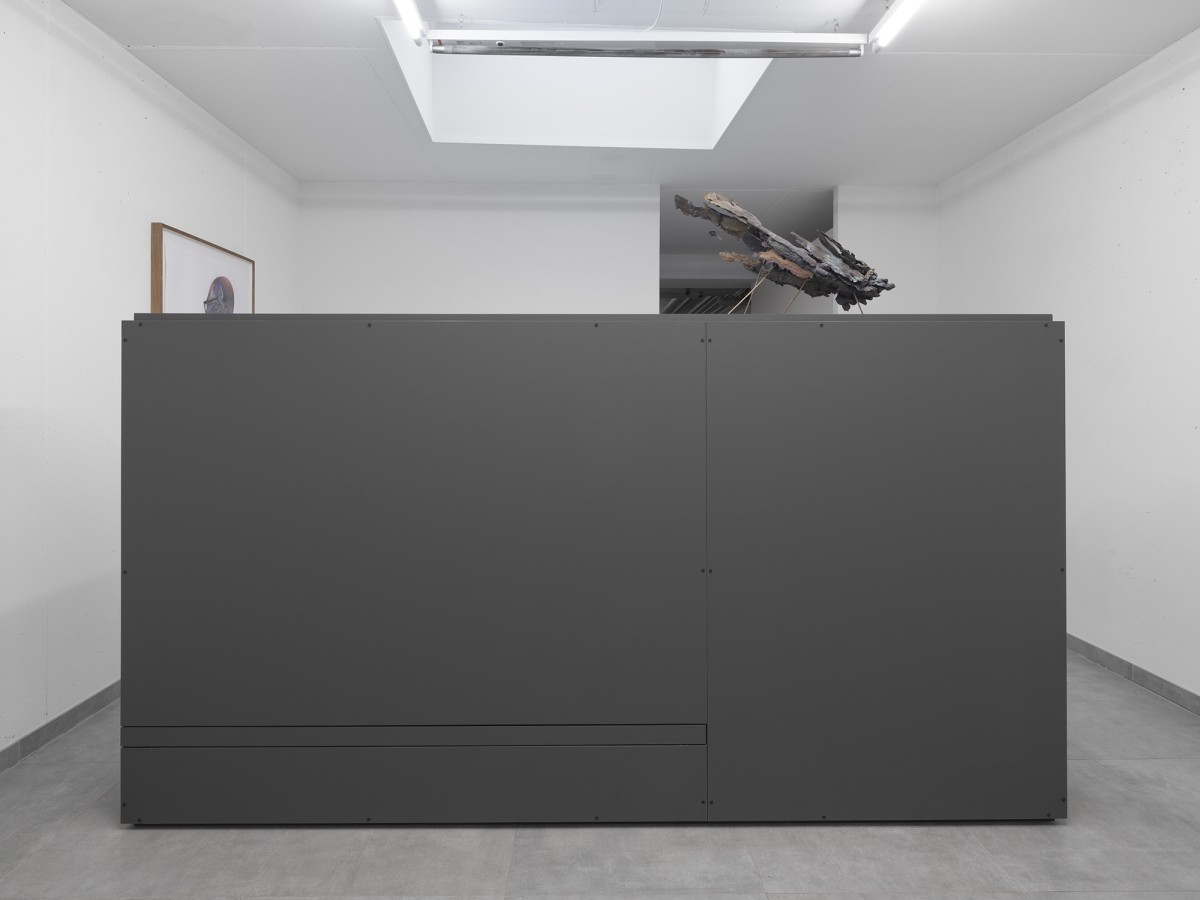 Alessandro Di Pietro,FLX Recorder (plinth), 2021, Laminate wood, stainless steel, plexiglass, 134 x 250 x 30 cm