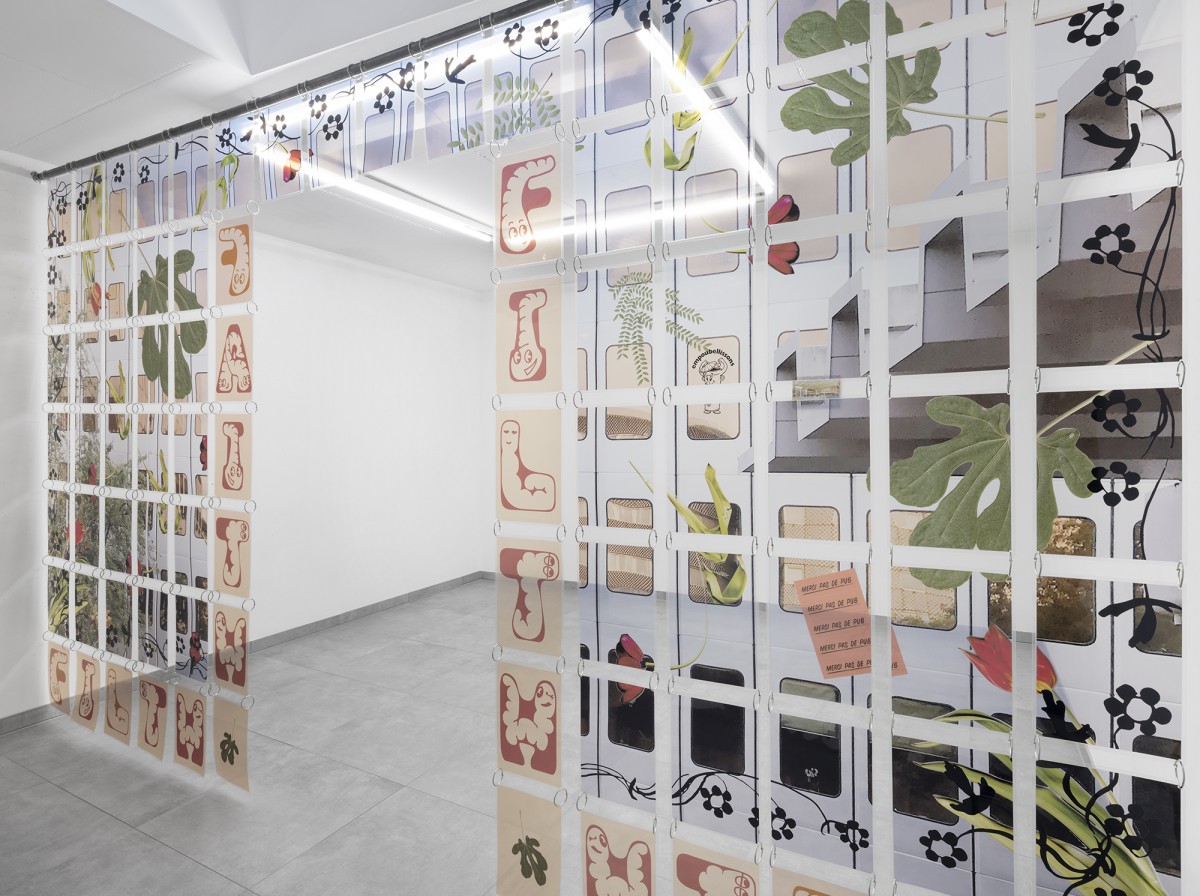 Elif Saydam, «Bibliothèque Chauderon», 2022, laminated inkjet prints, zinc-coated rings, steel pipe, 396 x 238 x 4 cm