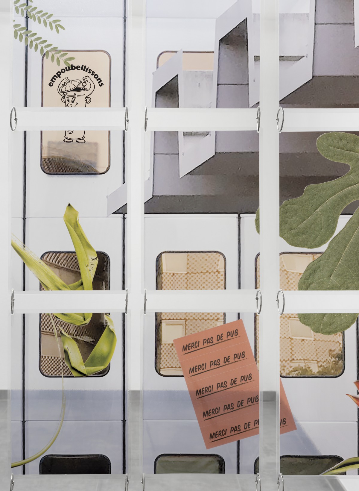 Elif Saydam, «Bibliothèque Chauderon», 2022, laminated inkjet prints, zinc-coated rings, steel pipe, 396 x 238 x 4 cm