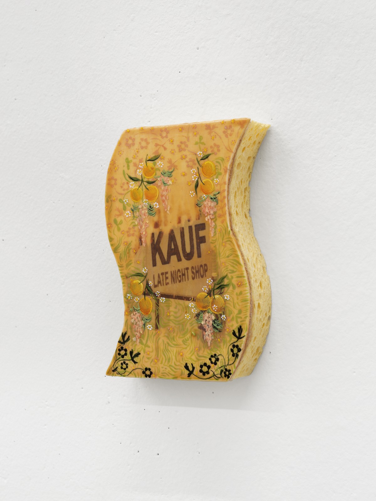 Elif Saydam, «Zu spät (VI)», 2022, collage, varnish and oil paint on primed kitchen sponge, 11 x 7 x 2,5 cm
