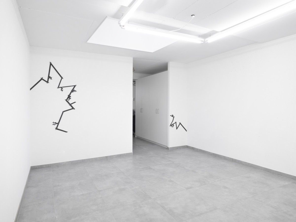 Giovanna Belossi, Folgorato, 2022, ceramics, brass fastener, variable dimensions, All Stars, Lausanne