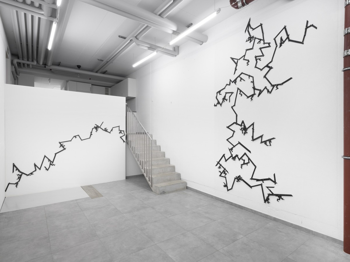 Giovanna Belossi, Folgorato, 2022, ceramics, brass fastener, variable dimensions, All Stars, Lausanne