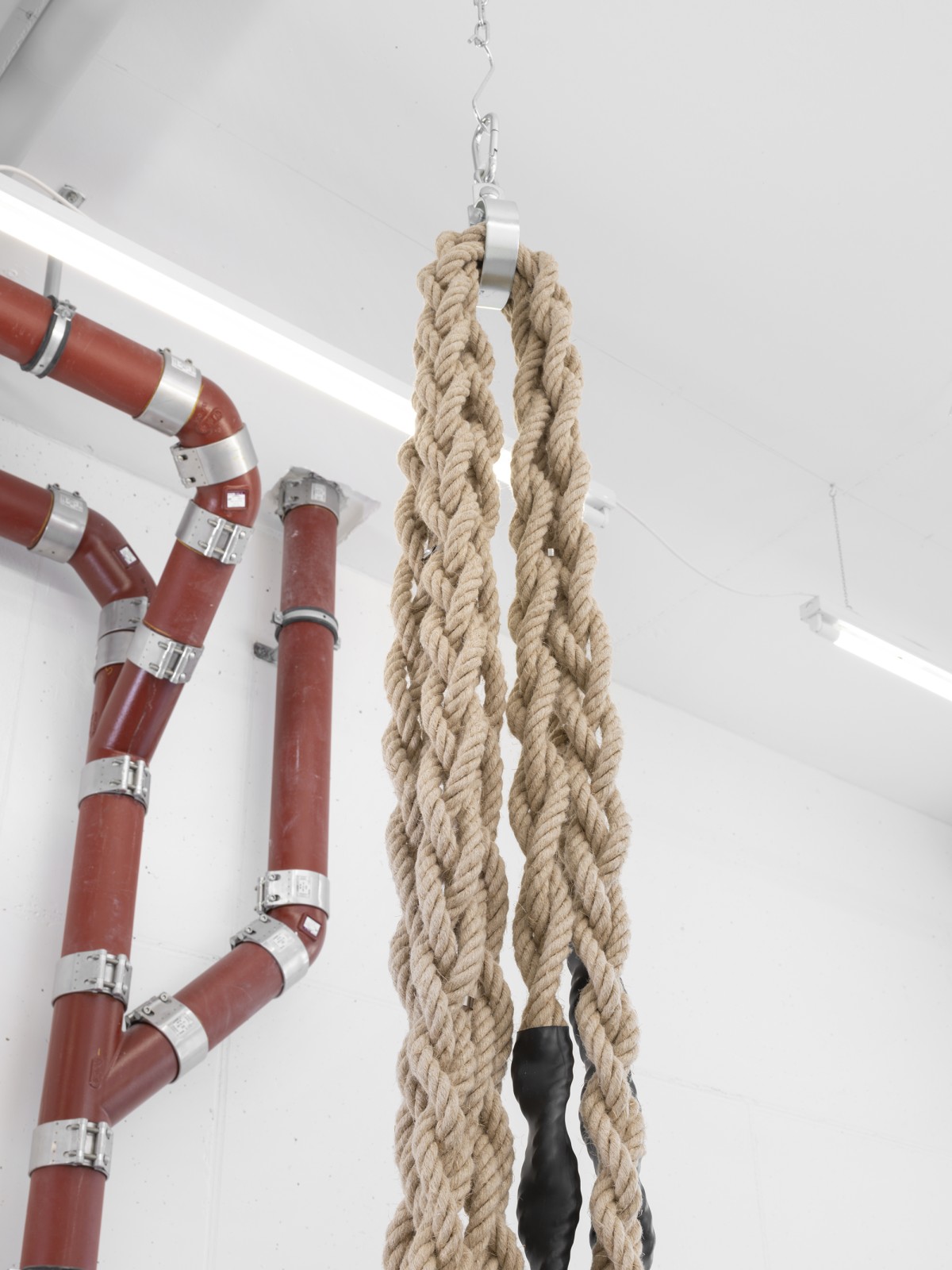 Détail cordes suspendues au plafond par une chaine