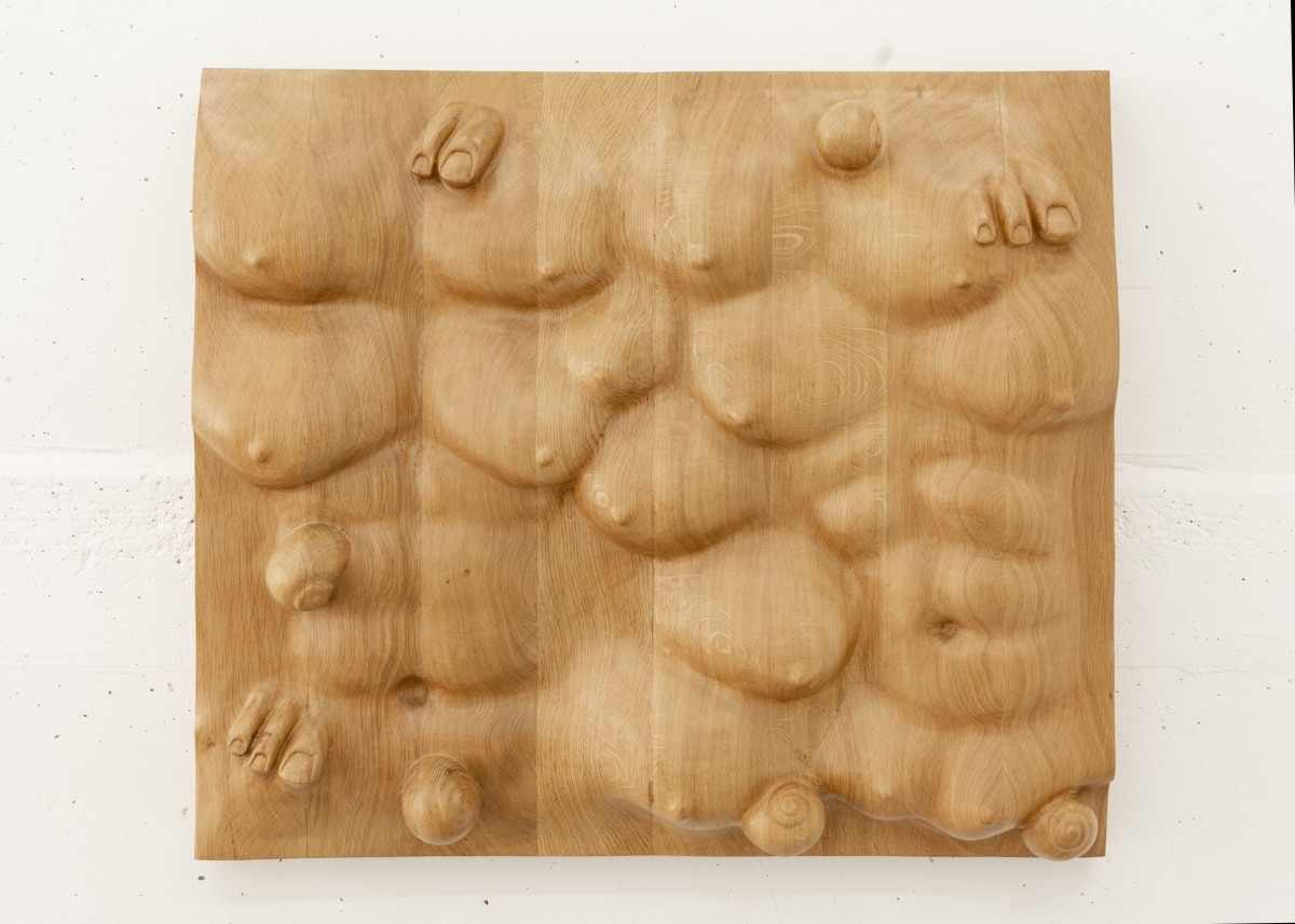 Daniel Dewar et Gregory Gicquel, Oak relief with body fragments and snails, 2019, oak - All Stars Lausane