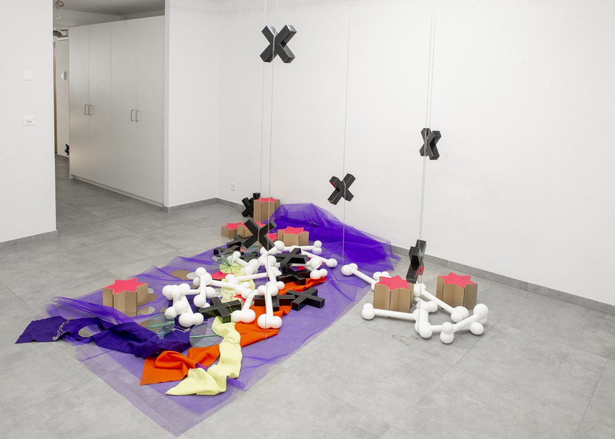 Delphine Coindet, Vide poche, 2005, polystyrene, paper, cardboard, plexiglas, felt and metal chains