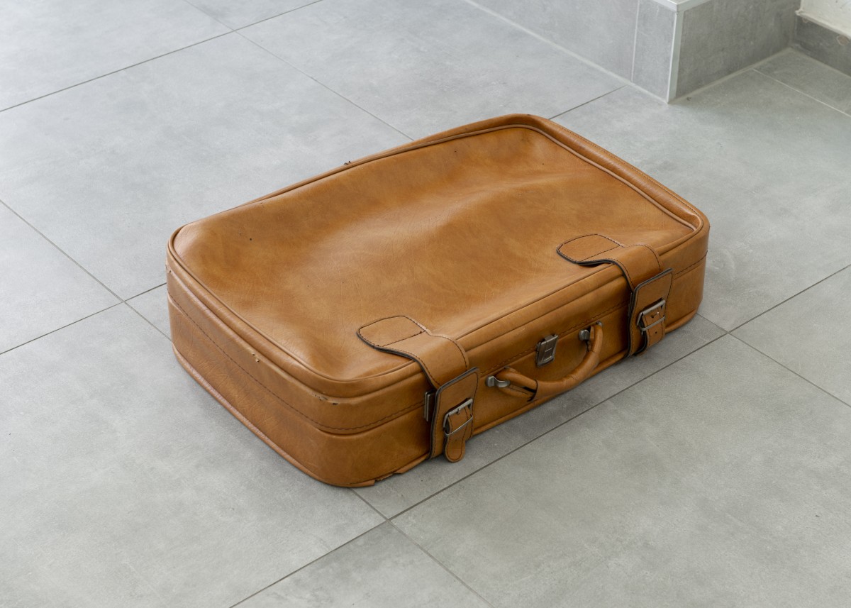 Grégoire-Cesare Marcel, Valise et moteur, 2021 suitcase and motor - All Stars Lausanne